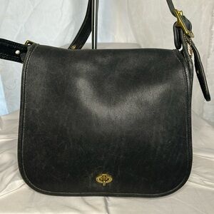 COACH 9525 Vintage black Glove tanned Stewardess shoulder handbag.